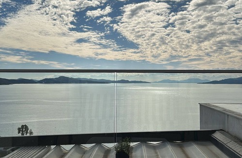 Kodrra Apartment | Sea view penthouse studio. Pet friendly! 2 min from the beach.