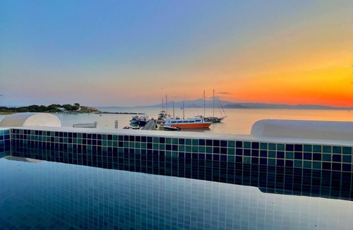 Agia Anna Apartment | Sea View & Private Hot Tub - Spacious Studio Poseidon