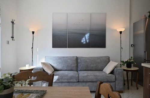 Palaio Faliro Apartment | Seabreeze apartment in Palaio Faliro/Netflix