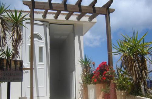 Ravdoucha Apartment | Seaview Studio in beautiful setting, west from Chania