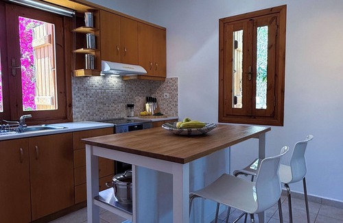Kolymvari Apartment | SeawoodBreeze, 3BR with Pool, Garden & BBQ near beach