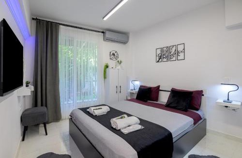 Alexandroupoli Apartment | Secret Garden Studio
