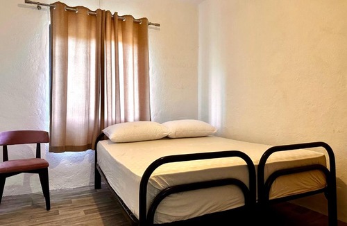 Sakës Hostel | Sekretet e Luginës Restaurant - Hostel - Camping