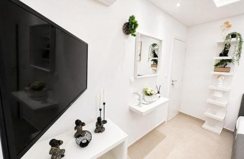 Athens Apartment | Semi-Basement Studio in Authentic Athens -by ΜΡS