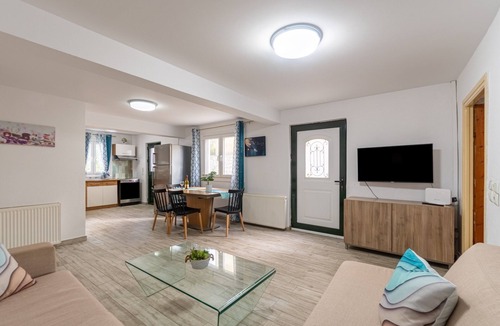 Vlachopoulatika House | Serenity Country House with Private Terrace, Wi-Fi, and Air Conditioning