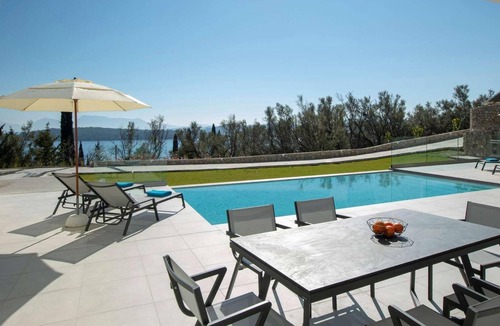 Perigiali Villa | Smart with great views close to shops and tavernas