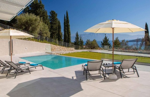 Perigiali Villa | Smart with great views close to shops and tavernas