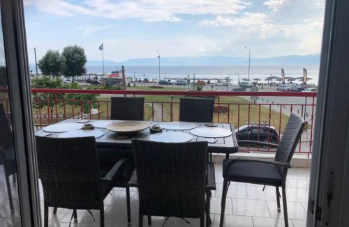 Paralia Ofryniou Apartment | Sophies Sea View Apartment Touzla