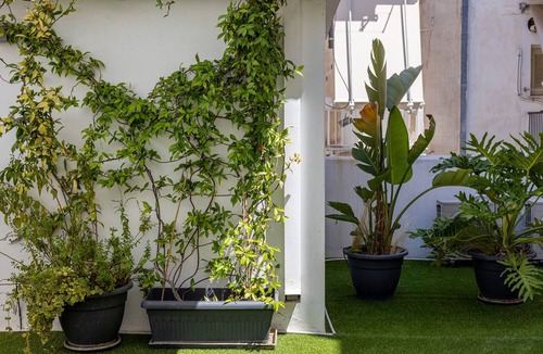 Neos Kosmos Ski Chalet | Spacious 4BR Home with Jacuzzi & Terrace near Acropolis