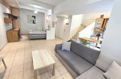 Marousi Apartment | Spacious cosy studio w/100mbps Fiber@Home WiFi in very safe & quiet area!