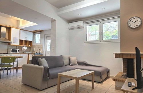 Marousi Apartment | Spacious cosy studio w/100mbps Fiber@Home WiFi in very safe & quiet area!