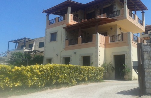 Kalyves Apartment | Spacious garden room near the sea