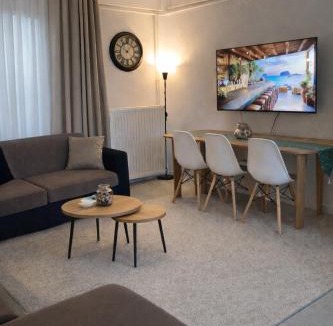 Vatos Apartment | Spacius Garden flat ,1km from the beach , Sleeps 5 ,by likeyourhome