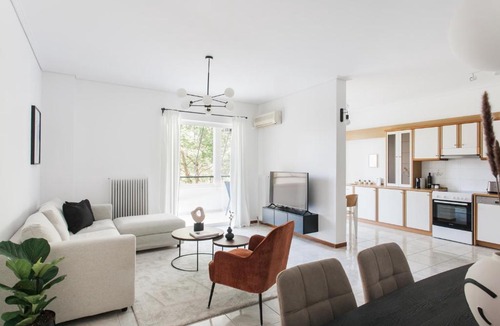 Khalandrion Apartment | Splendid 3BR Apartment close to Famous Sporting Event Stadium