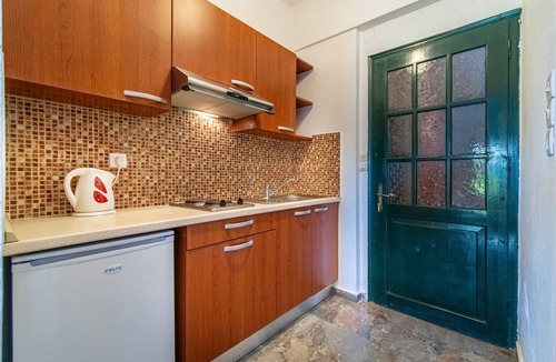 Lakones Apartment | Studio Apartment "Arianna Studio Ground Floor 6" with Sea View, Shared Pool & Wi-Fi