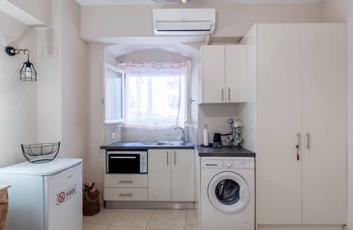 Corfu Town Apartment | Studio Apartment 'Dora's Apartments 1' with Wi-Fi and Air Conditioning