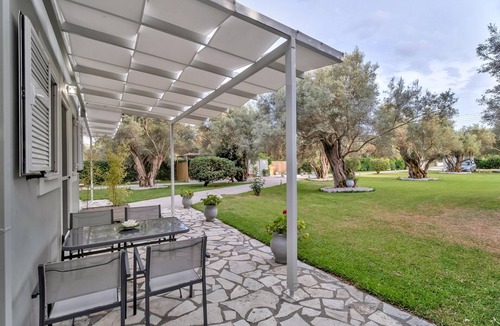Agios Ioannis Apartment | Studio Apartment 'Elaia 3' with Mountain View, Wi-Fi and Air Conditioning