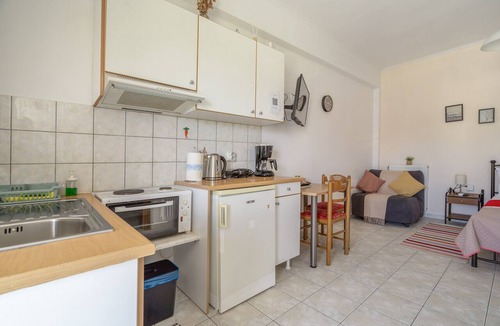Mesolongi Apartment | Studio Apartment 'Flo's 4' with Shared Garden, Wi-Fi and Air Conditioning