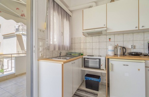 Mesolongi Apartment | Studio Apartment 'Flo's 4' with Shared Garden, Wi-Fi and Air Conditioning
