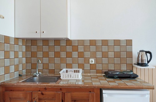 Tingaki Apartment | Studio Apartment 'Golden Sun 8' with Sea View, Shared Pool and Wi-Fi