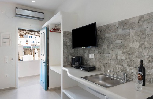Amorgos Apartment | Studio Apartment 'Politimi N1' with Mountain View, Wi-Fi and Air Conditioning