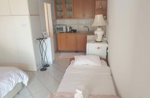Lukove Apartment | Studio Apartment - Sleeps 2, Balcony & Parking
