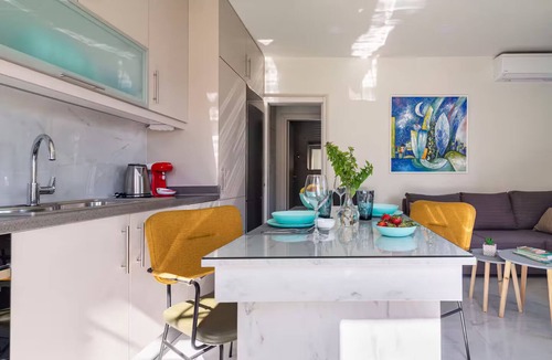 Linoperamata Apartment | Stunning Seafront, 5 min walk to beach, 1 bdrm app, 2 A/C, balcony,