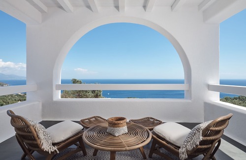 Akrotiri Villa | Stunning Villa-HEATED POOL,Jacuzzi.Walking distance to beach, shops & tavernas