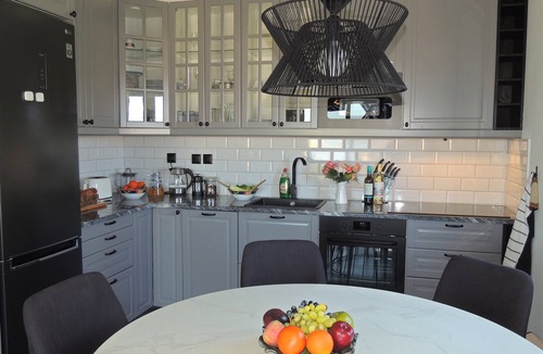 Plaka Villa | Stylish 3 bedroom villa, private pool, sea views, walk to tavernas and beach.