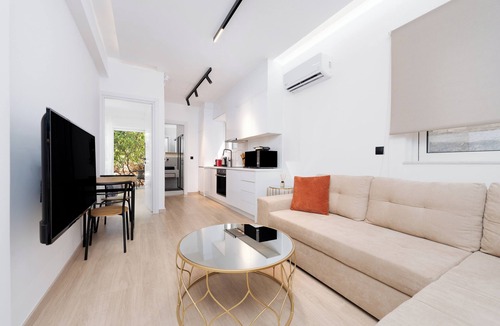 Glyfada Apartment | Stylish Apartment in Athens Riviera with Outdoor Patio