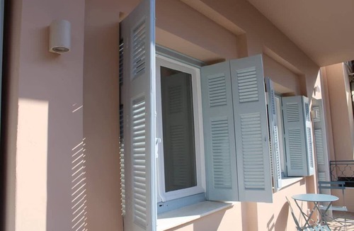 Petralona Apartment | Stylish Athenian Suite Near Acropolis - Balcony AC Walk to Everything!