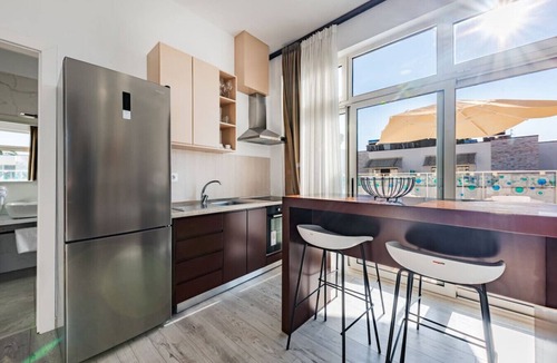 Qerek Apartment | Stylish Studio with Spacious Balcony -Trendafili by PikHost