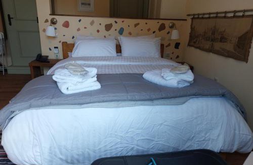 Karpenisi Apartment | Suite Korfes-Ένας Αυτόνομος Όροφος Πέτρινης Βίλας