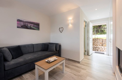 Perama Apartment | Suite with private pool