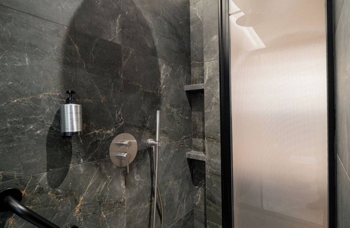 Psirri Hotel | Suite with Spa Bath, Lux Suites Athens