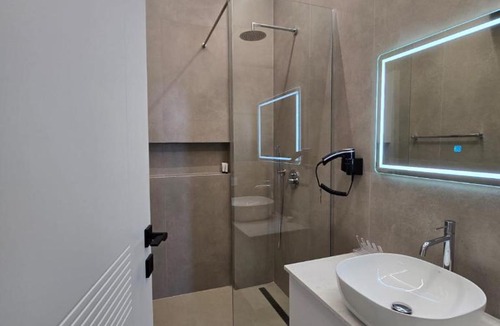 Vlore Hotel | Suites By Jordan's Hotel