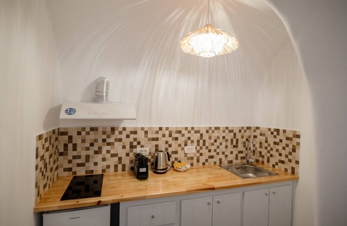 Kamari Hotel | Sun Angelos Oia - Luxury Cave Suites