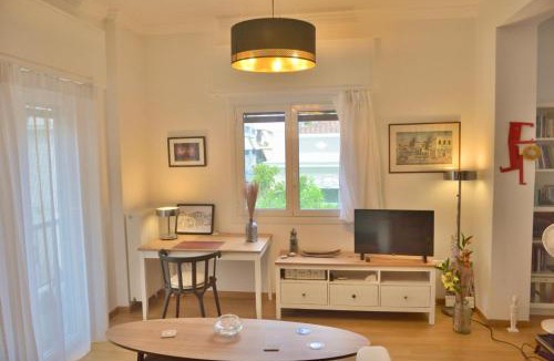 Filopappou Apartment | Sunny 70sqm Apt near Acropolis & Local Cafés