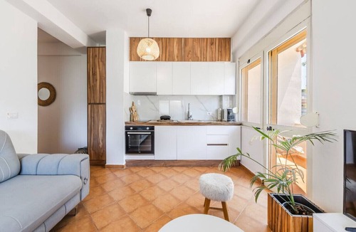 Golem Apartment | Sunny Balcony Stay | Walk to Golem Beach by PikHost