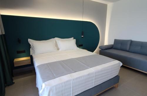 Qeparo House | Sunset Boulevard Beach Hotel