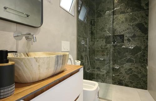 Qeparo House | Sunset Boulevard Beach Hotel