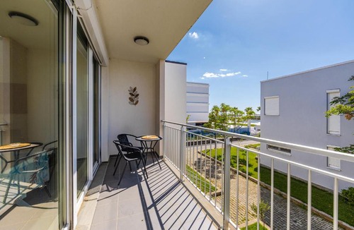 Sakës Apartment | Talea Sun & Sea Haven 1BR Apartment by PikHost