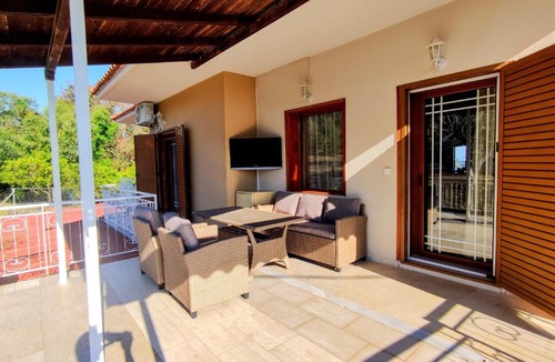 Nikopolis Apartment | The Elysian at Nicopolis 3BR Suite with Indoor Whirlpool Tub