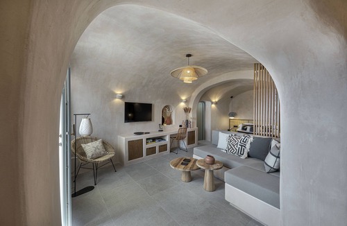Oia Villa | The Exotic Cave Suite