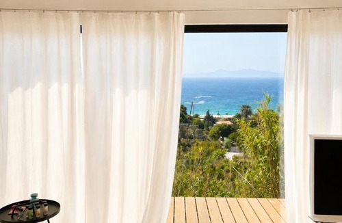 Ixia House | THE HILL Suite