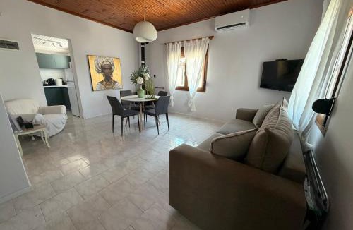 Palaiopoli Apartment | The Mulberry House Seaside - Beachfront Holiday Home