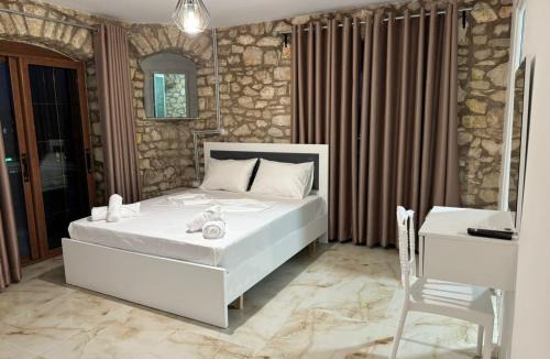 Qafe e Gjashtes Hotel | The White Troy