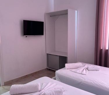 Qafe e Gjashtes Hotel | The White Troy