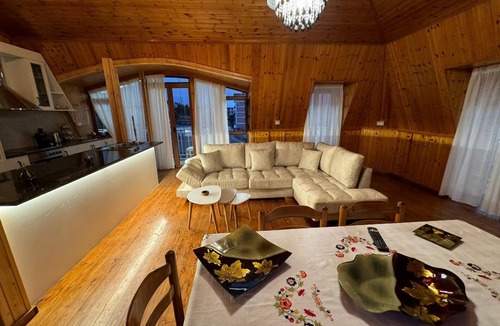 Qafe e Gjashtes Hotel | The White Troy