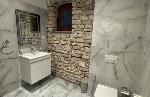 Qafe e Gjashtes Hotel | The White Troy